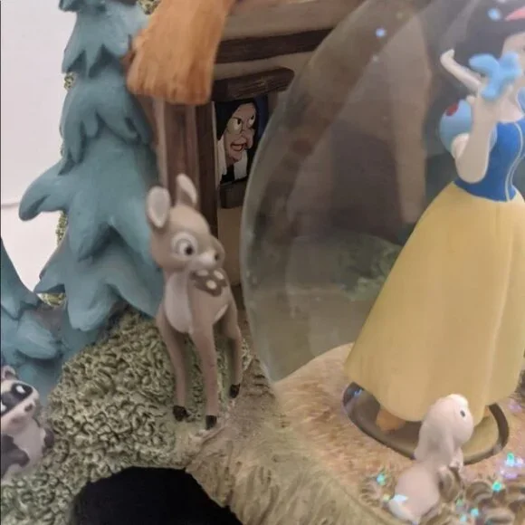 Disney SNOW WHITE & SEVEN DWARVES large Music SNOW GLOBE collectible holidays - Picture 8 of 13